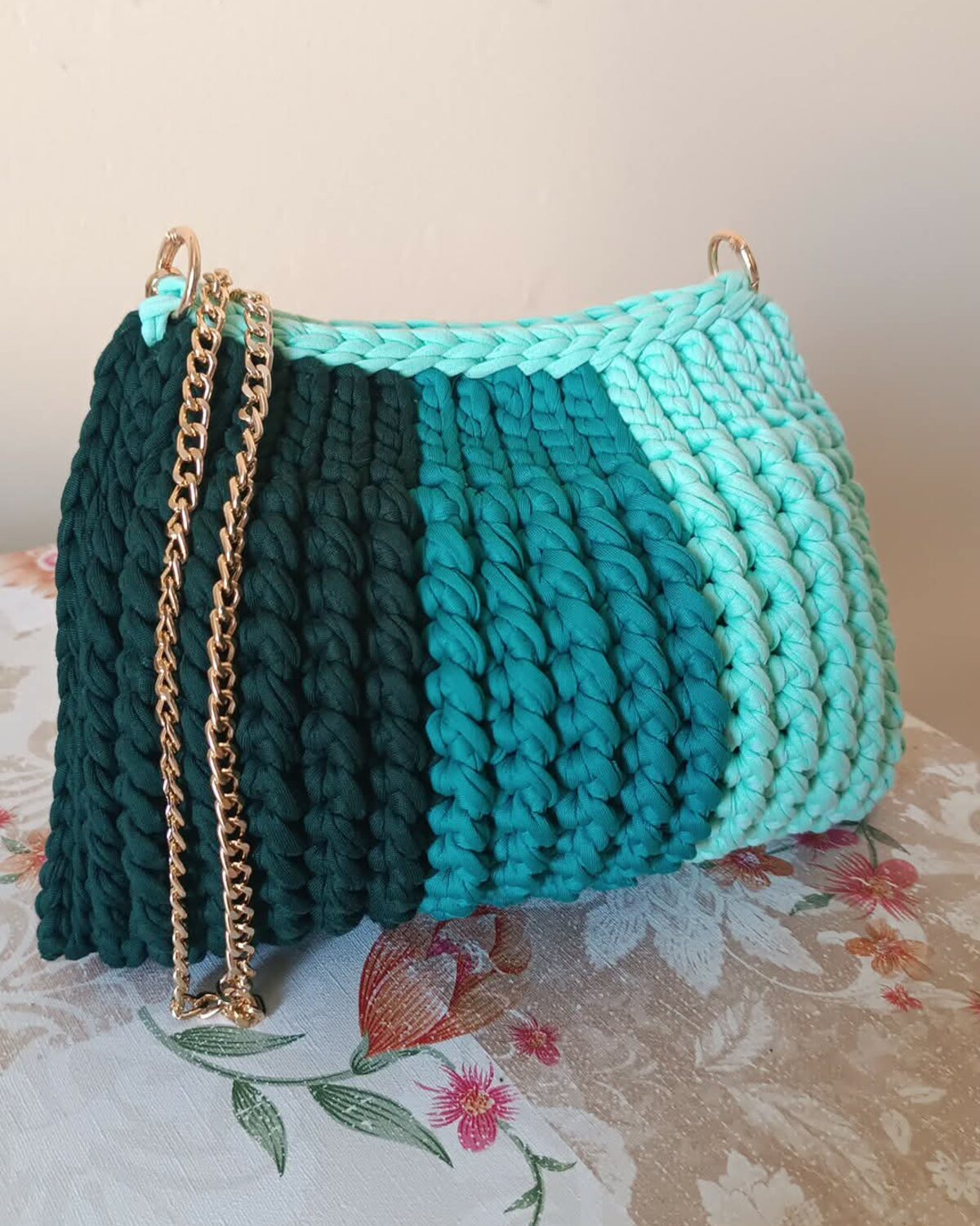 Borsa Kelsie lavorata a punto fitto